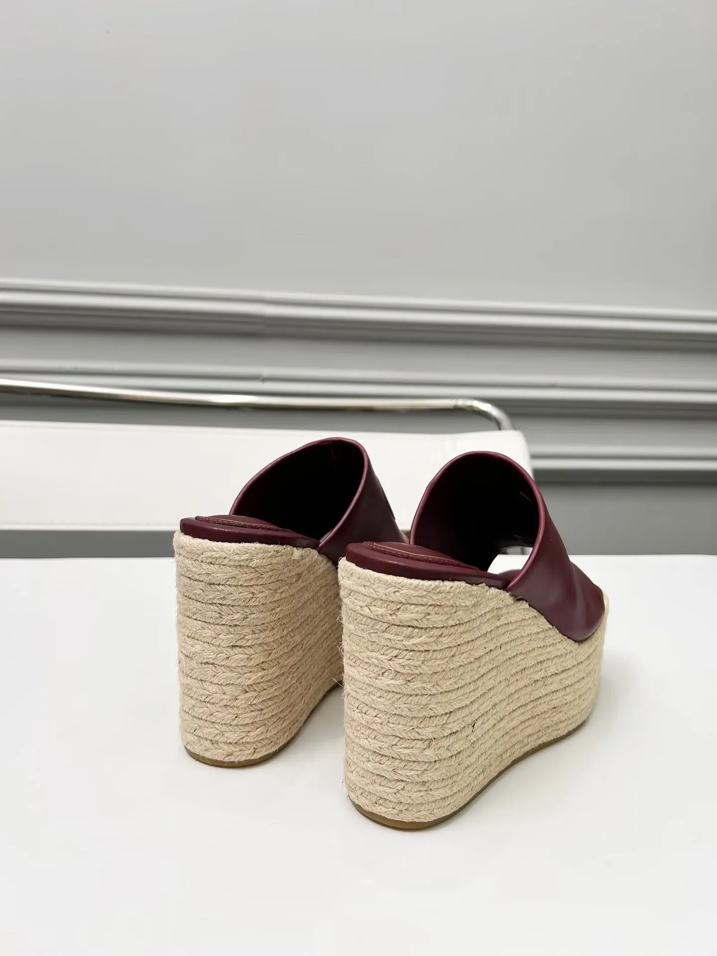 👟👟Ex-factory price 460👟👟 Gucci’s new slippers, fashionable, high-end and full of personality✅ Very stable, comfortable and durable for daily use, convenient and unique for daily matching, a must-have classic for summer, the upper is made of GUCCI brand stitching Fabric: cowhide Lining/feet: sheepskin Platform height: 11cm Color: black, white, brown, burgundy, pink Code number: 35-42 (41 and 42 need to be customized) Packaging: Comes with cloth bag and card.
